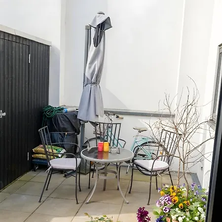 Cozy Modern Townhouse - 30 Minutes To Centre - Free Parking *